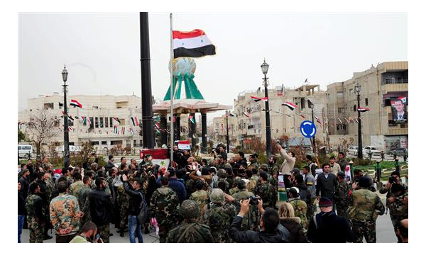 La bandera siria ondea en la ciudad recuperada