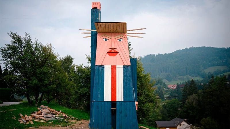 Incendian una estatua satírica de Donald Trump en Eslovenia, tierra natal de Melania