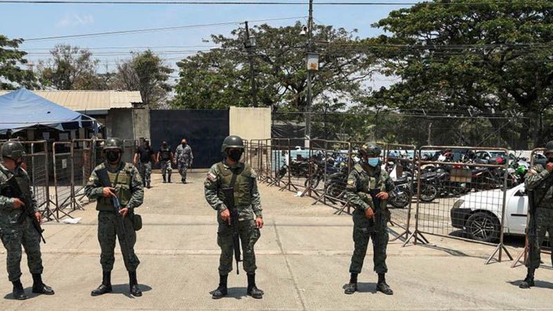 Militares y policías toman el control de las cárceles en Ecuador