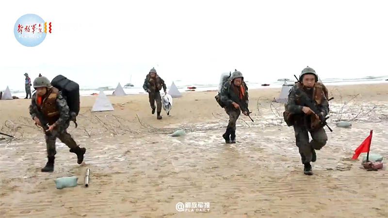 China realiza simulacro de desembarco en playa cerca de Taiwán
