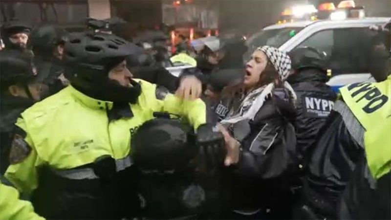 La Polic&iacute;a reprime una manifestaci&oacute;n pro-palestina en Nueva York y arresta a manifestantes