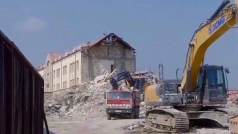 Azerbaiyán derriba el edificio del parlamento de Nagorno-Karabaj