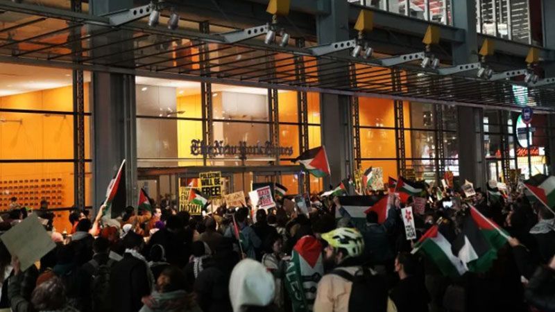 Manifestantes irrumpen en la sede del New York Times en solidaridad con palestina