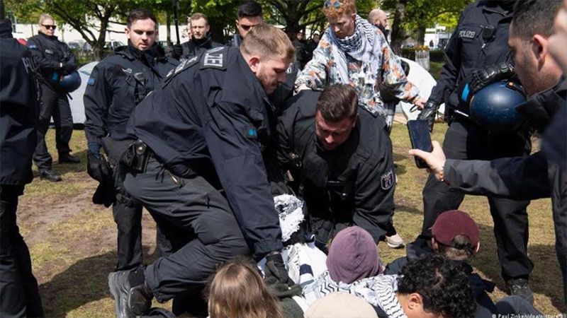 La Policía alemana desaloja con violencia un campamento propalestino en Berlín