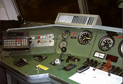 Panel ASFA en la cabina de conducción de una locomotora 250