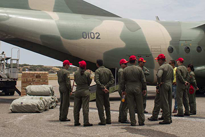 avion del alba con ayuda humanitaria