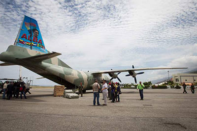 avion del alba con ayuda humanitaria