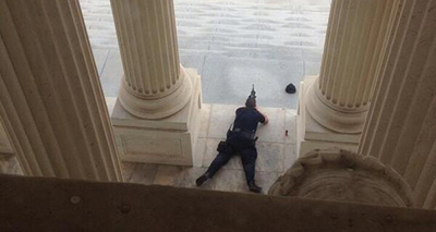 un policia en el capitolio