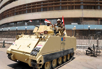 ejercito egipcio bloquea calles en el cairo