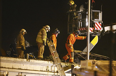 bomberos intentan rescatar a los atrapados