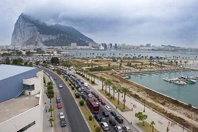 los controles de gibraltar provocan largas colas