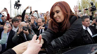 cristina kirchner saluda al publico