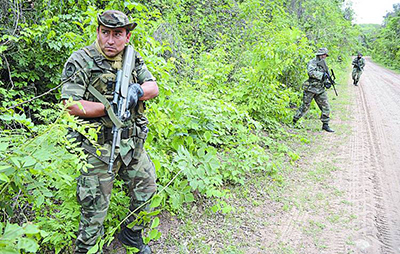 militares en busca de bagayeros