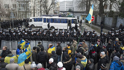 policia frente a manifestantes en kiev