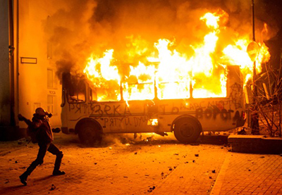 los manifestantes se enfrentan con molotov a la policia