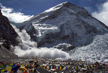 una avalancha en el monte everest