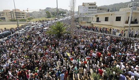 miles de sirios votaron en la embajada siria en beirut