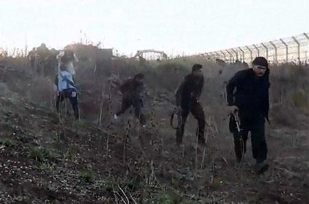 milicianos armados en la frontera del golan