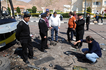 inspeccionan el lugar del atentado