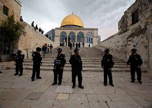 soldados israelies en la mezquita de al aqsa