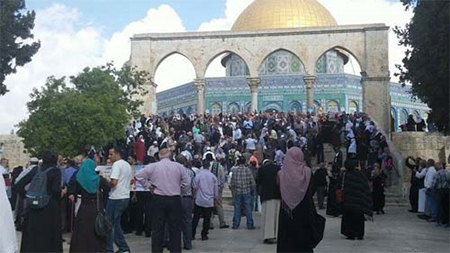 palestinos a la puerta de la explanada