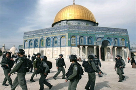 soldados sionistas en la explanada de al aqsa