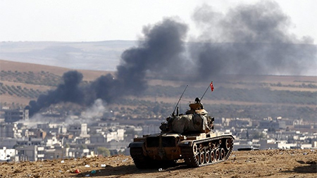 los turcos observan el asalto a kobani