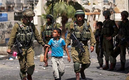 soldados israelies detienen a un menor palestino