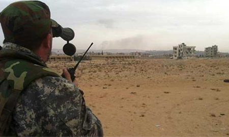 soldado sirio contempla el campo de gas al shaer