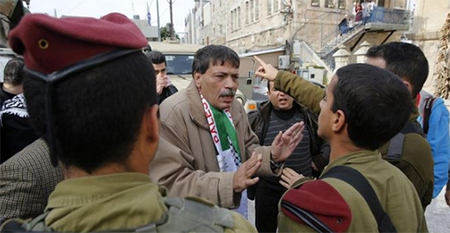 Ziad Abu Ein frente a la policia de ocupacion