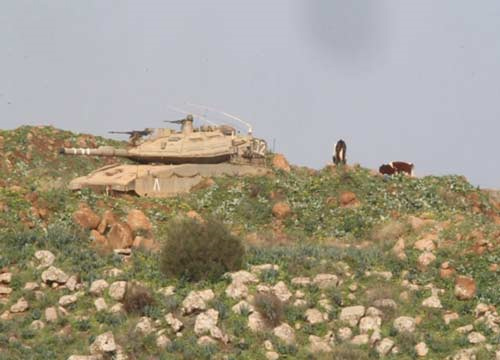 un tanque israeli cerca del rio Wazani