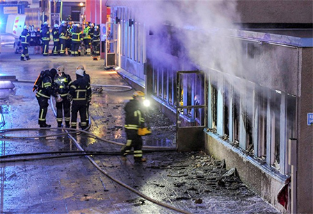 los bomberos intentan sofocar el fuego