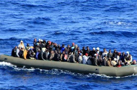 una embarcación de emigrantes ilegales en alta mar