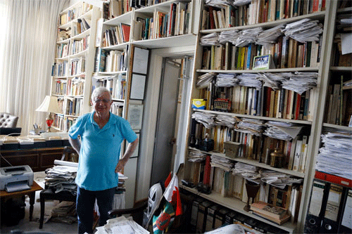 Tomás Alcoverro en su enorme biblioteca