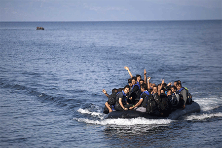 refugiados buscan llegar a Europa por mar