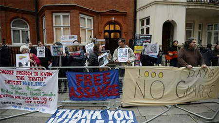 conmemoran mil dias de asilo de Assange