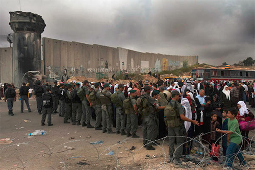 concentración de palestinos ante el muro de separación