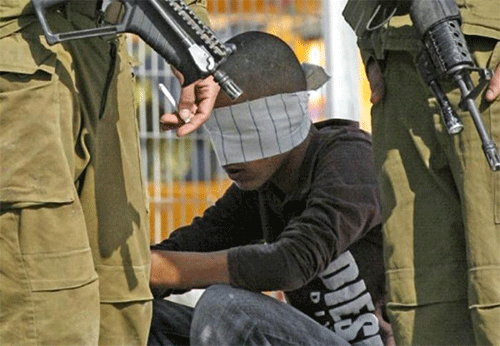un menor palestino detenido por soldados de la ocupación