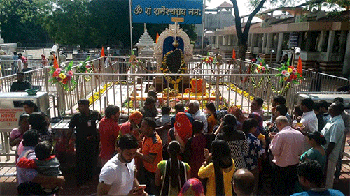 Mujeres y hombres adoran a su deidad en el templo Shani Shingnapur