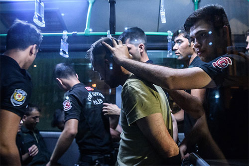Cerca de ocho mil detenidos en Turquía tras fallido golpe de Estado