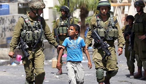 soldados israelíes detienen a un niño palestino