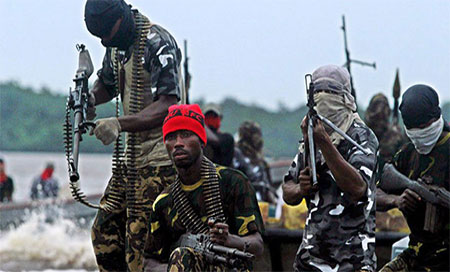 milicianos en el delta del río Níger