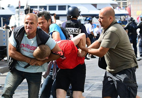 Policías franceses detienen a un aficionado inglés durante disturbios