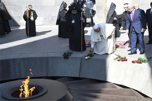 El papa Francisco deposita una flor ante la llama eterna del Memorial del Genocidio