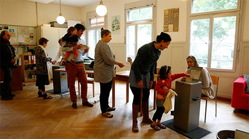 ciudadanos suizos participan en el referéndum