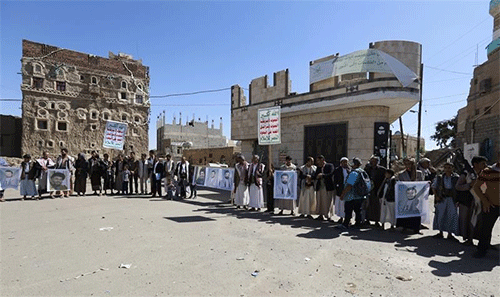 pancartas con la imagen del líder de Hezbolá, en una concentración de apoyo al movimiento en Saná, Yemen