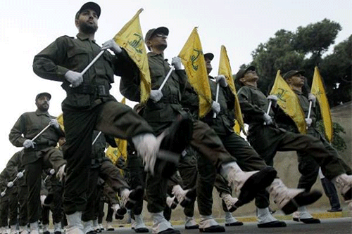 miembros de Hezbolá en un desfile