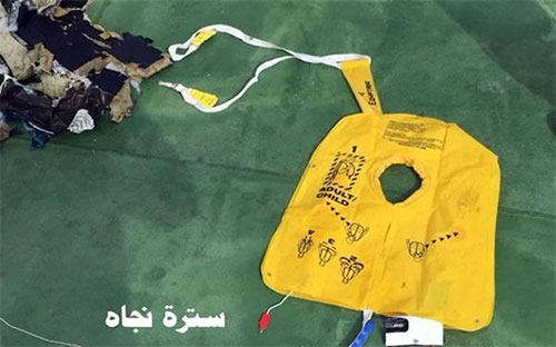 imágenes de los restos recuperados del avión de EgyptAir