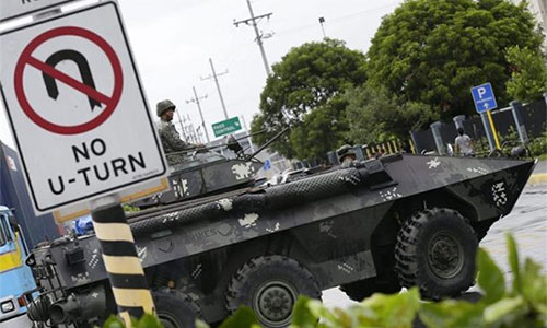 Un vehículo militar blindado del Ejército en Manila