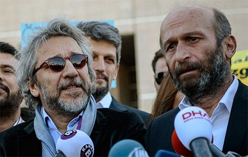 los periodistas Can Dündar y Erdem Gül